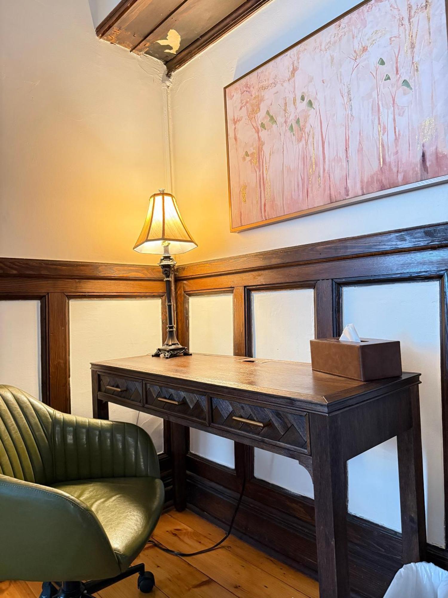 Authentic Spacious 1bdr In Downtown Apartment *