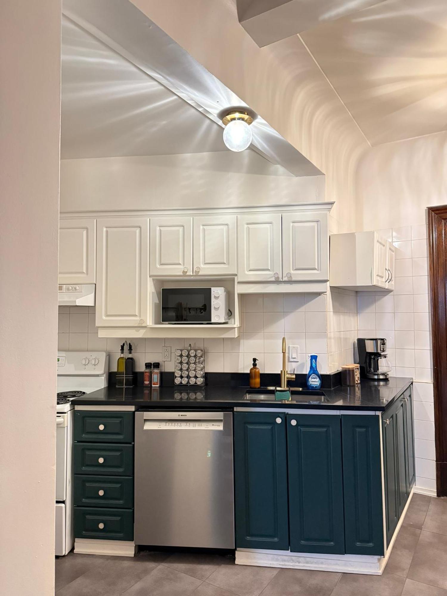 Authentic Spacious 1bdr In Downtown *