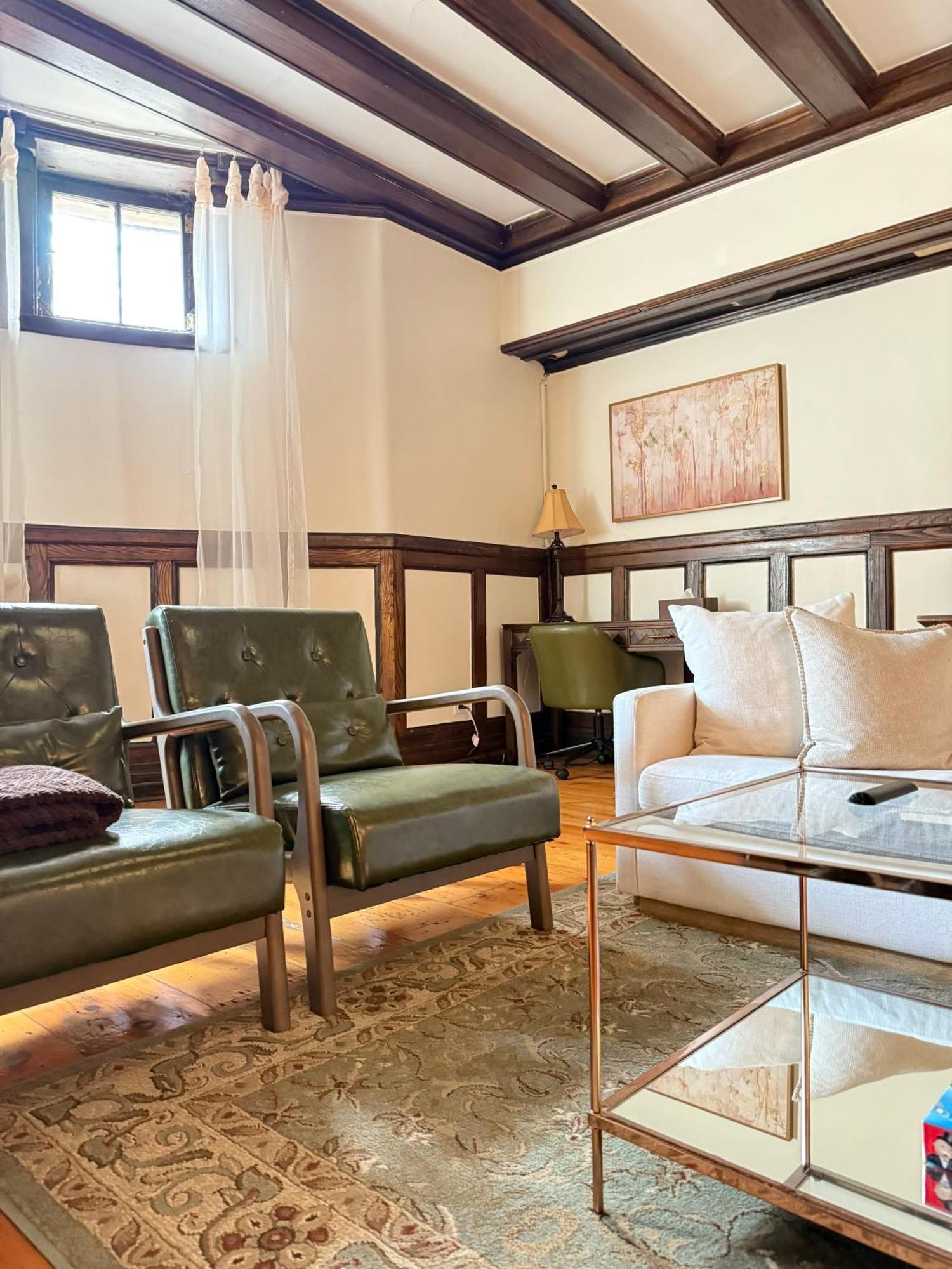 Authentic Spacious 1bdr In Downtown *
